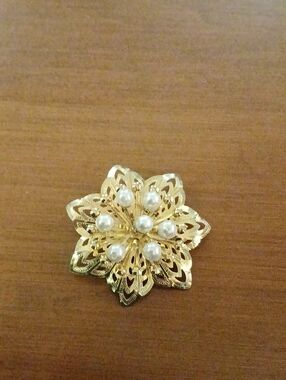 Goldtone filigree flower brooch features a central faux Pearl Lightweight Classy